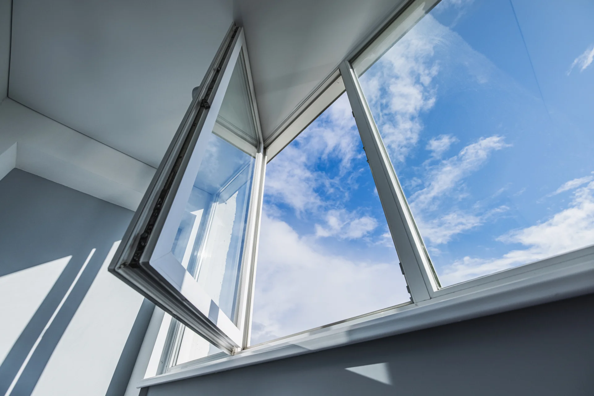 VLX 80 Casement Window in Miami, FL | Hale Windows Miami - detail 1